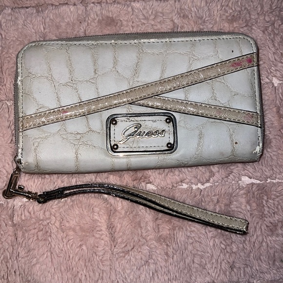 Guess wallet - Picture 1 of 3
